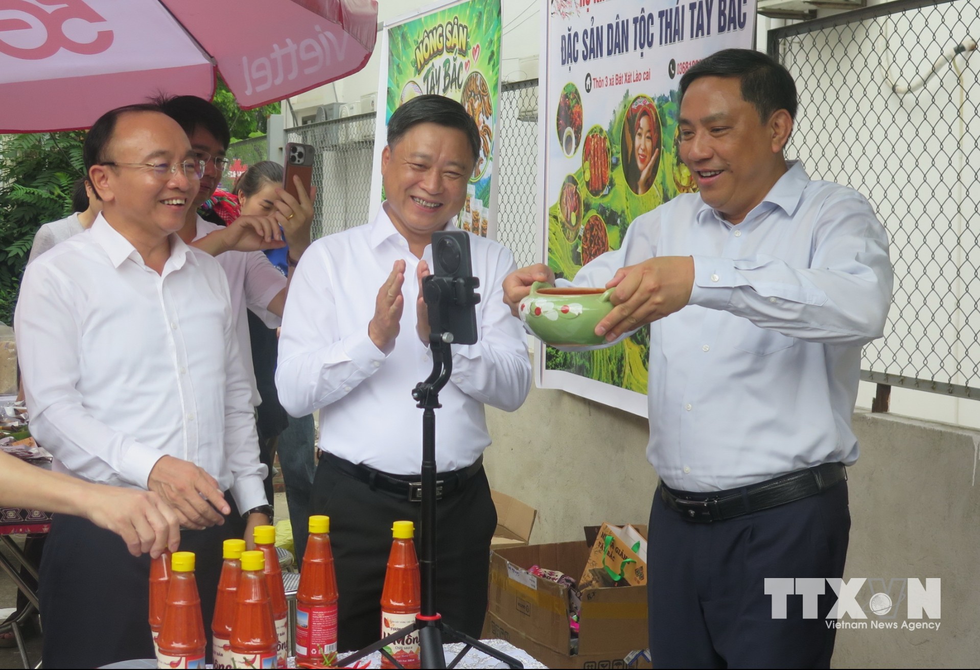 Lãnh đạo tỉnh Lào Cai tham quan, trải nghiệm phiên chợ số tại mô hình "Thôn số" tại thôn 4, xã biên giới Bát Xát. (Ảnh: Hương Thu/TTXVN)